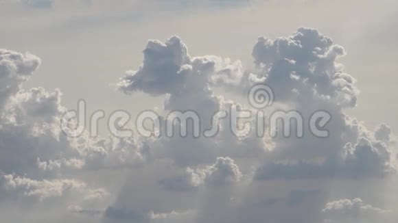 日出时透过飞机窗户看到的云和天空视频的预览图