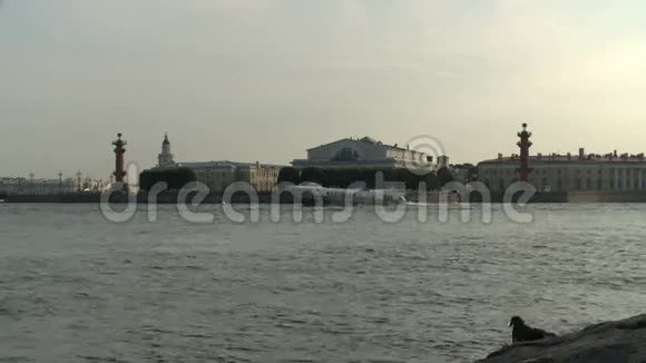 彼得堡从涅瓦河看瓦西里耶夫斯基岛的风景视频的预览图