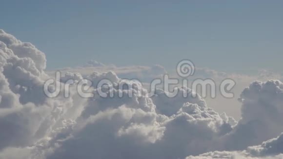 日出时透过飞机窗户看到的云和天空视频的预览图