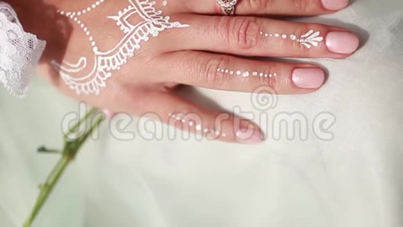 用指甲花画的手和手臂特写镜头婚礼准备视频的预览图