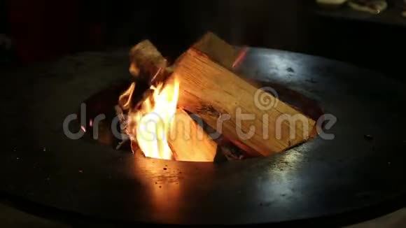 傍晚时分大火在一个大燃烧的地方燃烧视频的预览图