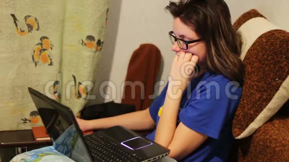 一个疲惫的学生女孩在家工作视频的预览图