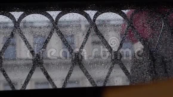 从雾滴窗口看人们在雨中带着雨伞走路3840x21604k视频的预览图