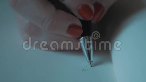 把慢动作的女人手上的红色指甲油用钢笔写在白纸上视频的预览图