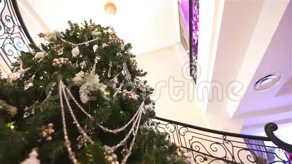 酒店或餐厅大厅的大圣诞树大理石背景的大厅的圣诞树视频的预览图