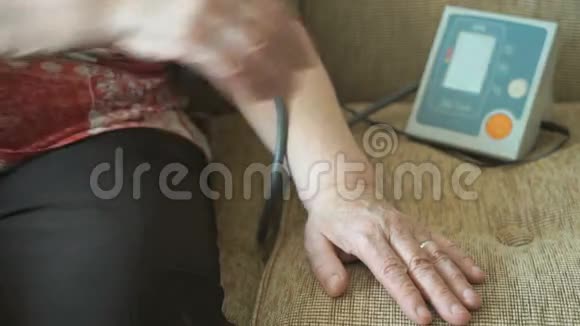 女人用血压计测量动脉压力视频的预览图