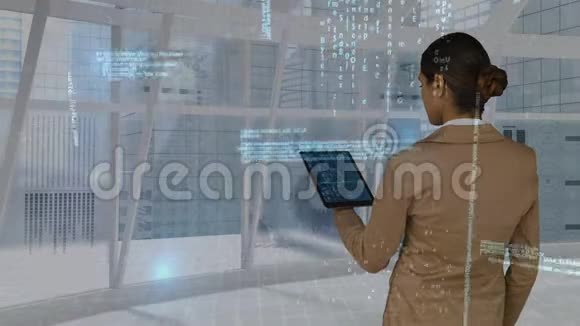 女商人使用数字平板电脑而数据投射到界面后面视频的预览图