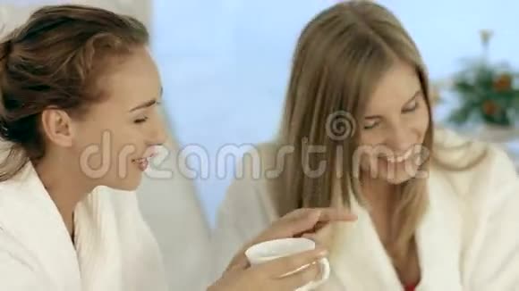 三位女性朋友在温泉度假村放松视频的预览图