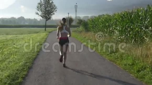 健身女人早上跑步视频的预览图