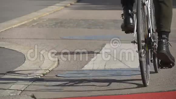 欧洲街上分开的自行车道视频的预览图