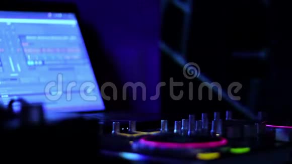 混合音乐的DJ手在夜总会里播放个人电脑调音台视频的预览图