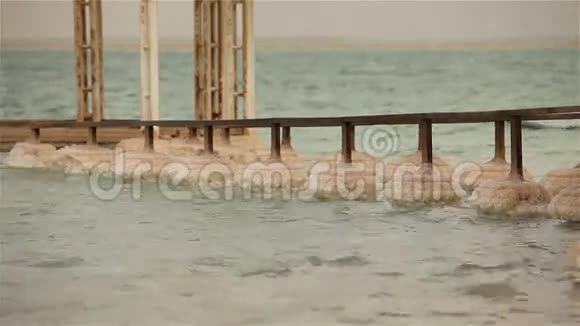 死海以色列美丽的死海全景盐矿视频的预览图