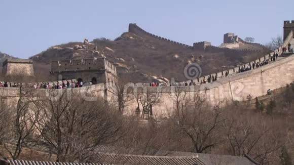 中国的长城和登上山顶的塔远走高飞的人们视频的预览图