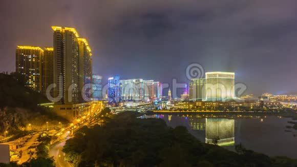 夜光澳门台帕岛酒店池塘交通全景4k时间流逝中国视频的预览图