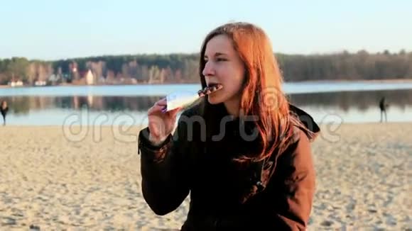小女孩在河边吃巧克力视频的预览图