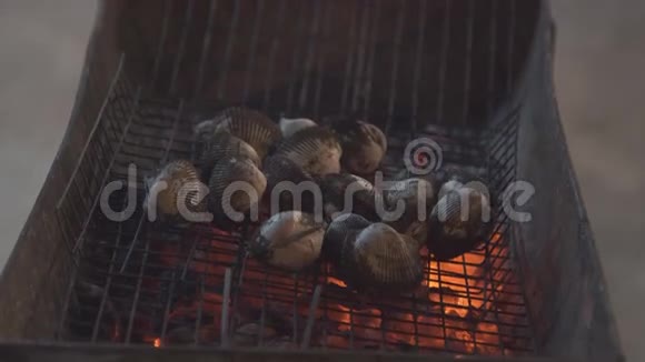 蜗牛烧烤烹饪海鲜背景餐厅视频的预览图