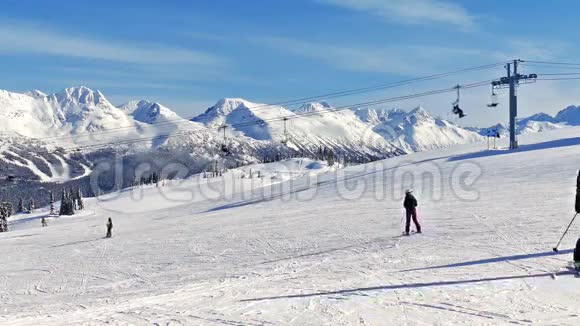 在阳光明媚的日子里和许多滑雪者一起跑步视频的预览图