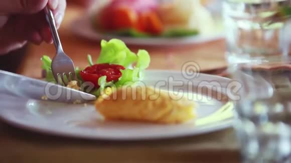 快乐的一家人在早餐煎蛋卷中有水果沙拉和一杯水1920x1080视频的预览图