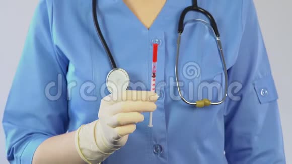 医生拿着注射胰岛素的注射器去做注射医疗视频的预览图