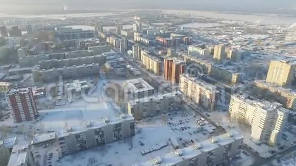 俄罗斯冬季空中飞行的珀尔姆市视频的预览图