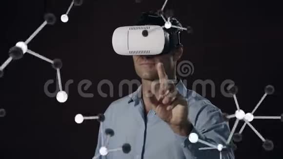商人用虚拟现实耳机包围分子视频的预览图