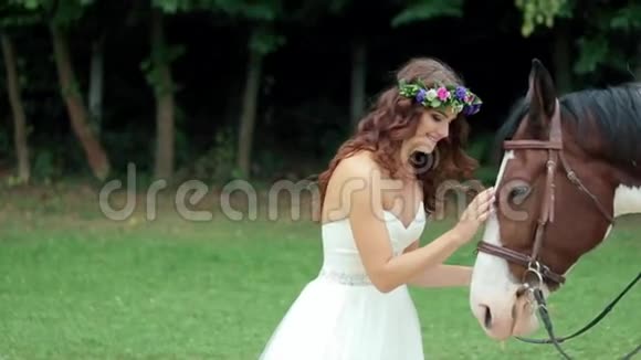 草地上美丽的新娘和她的马视频的预览图