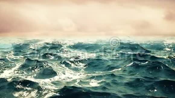 高质量的海洋波浪动画背景上有美丽的天空四处游荡视频的预览图