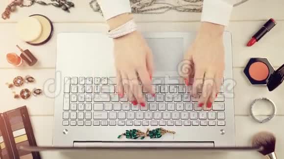 时尚博客概念女性在笔记本电脑上工作视频的预览图
