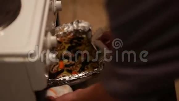 烤箱里放蘑菇的砂锅视频的预览图