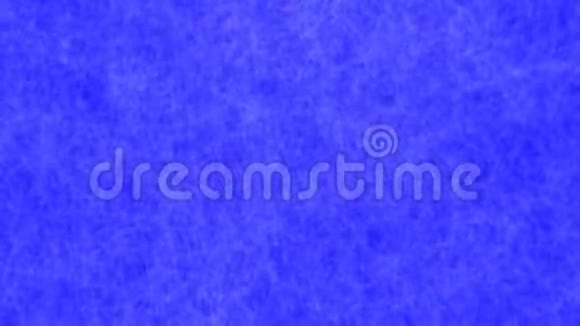 抽象模糊线是蓝色背景上的随机移动动画无缝环动画视频的预览图
