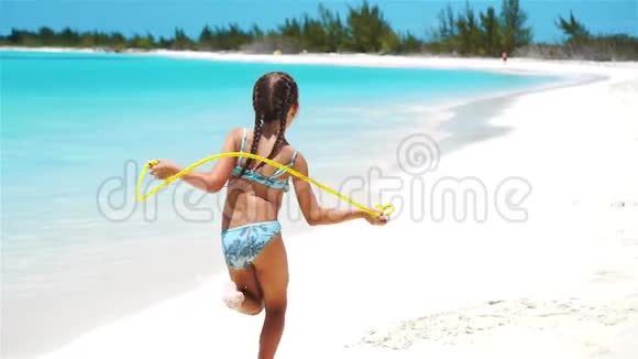 活跃的小女孩在海滩上玩得很开心在海滨运动的运动小子视频的预览图