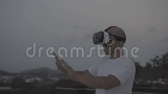 人在屋顶上使用虚拟现实眼镜视频的预览图