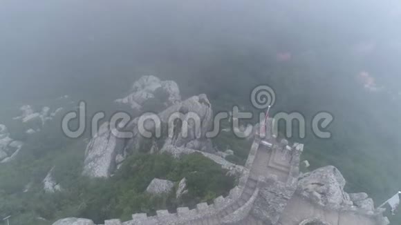 在雾中观赏中世纪堡垒的高山视频的预览图