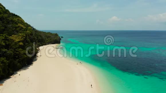 普卡贝壳海滩宽的热带海滩有白色的沙子美丽的白沙滩和蔚蓝的海水视频的预览图