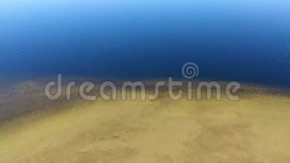 空中无人机镜头在切尔卡西的第聂伯河视频的预览图