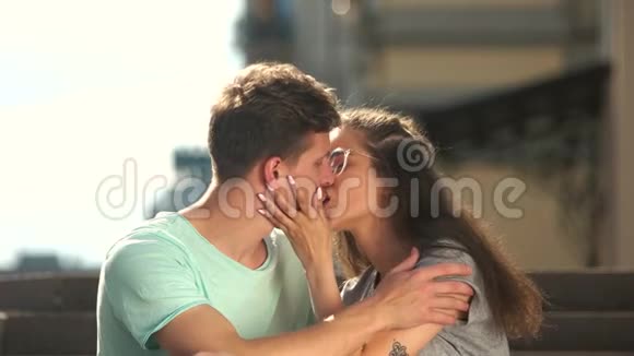 喜欢在户外接吻的年轻夫妇视频的预览图