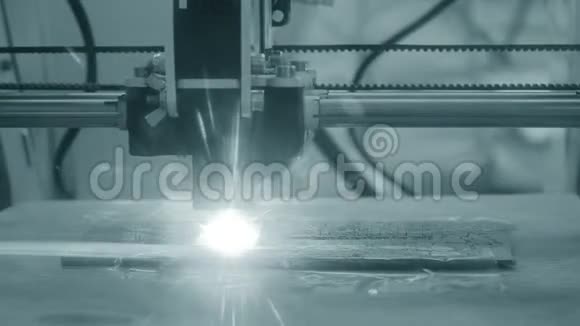 3D打印机激光束在木板上燃烧图案特写视频的预览图
