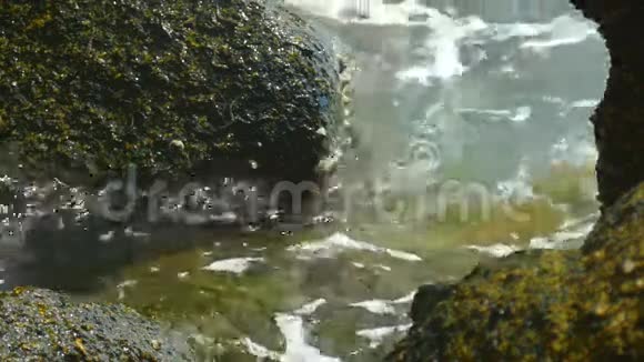 波浪穿过海岸悬崖视频的预览图