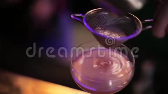 酒保在鸡尾酒里做泡沫视频的预览图
