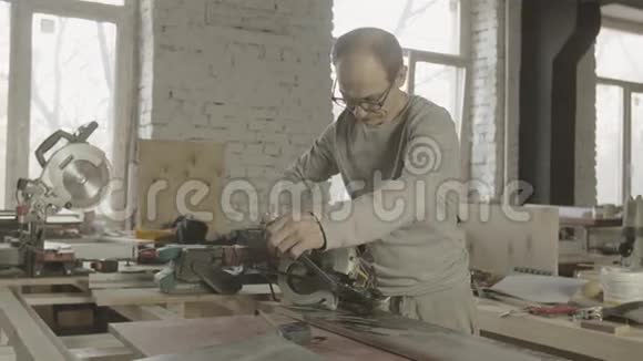 木工用尺量木板桌上圆锯家具视频的预览图