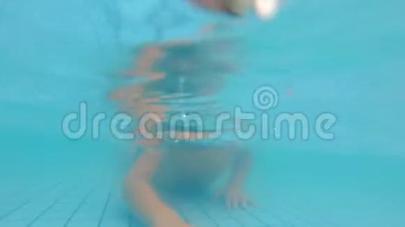 一个小男孩在公园的游泳池里玩的慢镜头视频的预览图