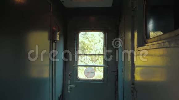 大厅走廊内铁路列车车窗灯从窗口亮起乘坐火车旅行的概念视频的预览图