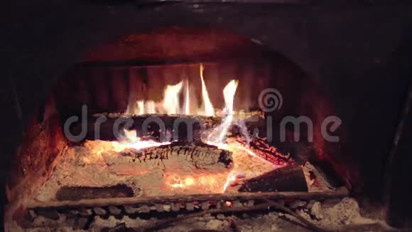 房子里壁炉的火焰视频的预览图