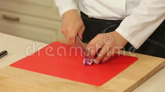 厨师正在切红洋葱和烤枣果视频的预览图