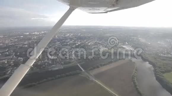 飞机翼下小镇空中景观视频的预览图