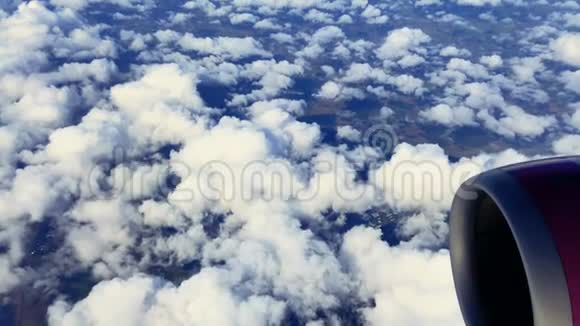 飞机上美丽的白云视频的预览图