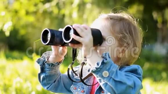少女透过望远镜观察大自然视频的预览图