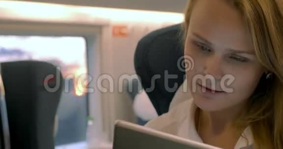女商人在火车上使用电子平板电脑视频的预览图