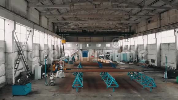 无人机飞越管道工厂生产室工业仓库空中观景4K视频的预览图