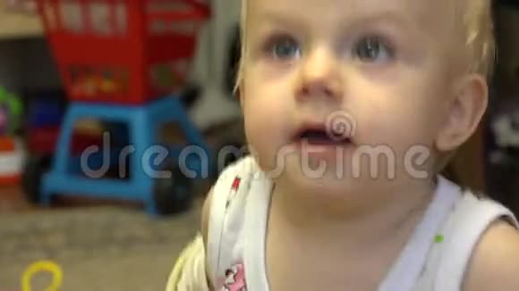 可爱有趣的婴儿跳舞特写镜头4K超高清超高清视频的预览图